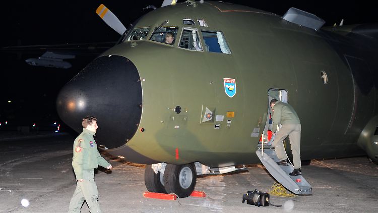 Letzte Vorbereitungen: Eine der beiden Transall-Maschinen wird vor dem Abflug nach Mali startklar gemacht.