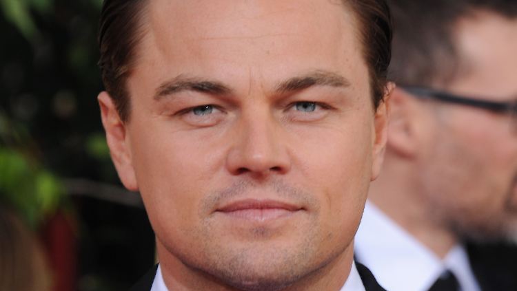 Leonardo DiCaprio ist fertig: erst das vele Drehen, dann auch noch Interviews, Filmfestivals, Preisverleihungen ... wie hier bei den Golden Globes am 13. Januar 2013.