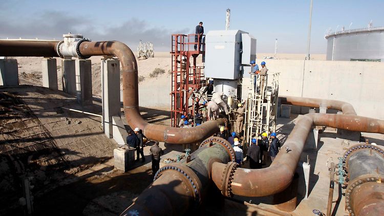 Aus dem Boden in die Welt: Einbau neuer Anlagen auf einem Ölfeld nahe Basra im Süden des Irak.