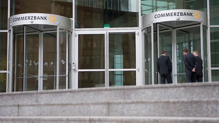 Viel Redebedarf bei den Commerzbank-Mitarbeitern.