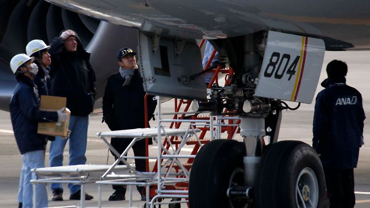 787-Inspektion in Takamatsu: Ein FAA-Experte (3.v.l.) sieht das Dreamliner-Problem zum ersten Mal aus nächster Nähe.