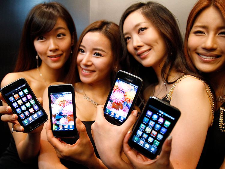 Google fordert Microsoft heraus: Diese Damen zum Beispiel freuen sich über das neue "Galaxy S" von Samsung, das ebenfalls mit Android läuft.