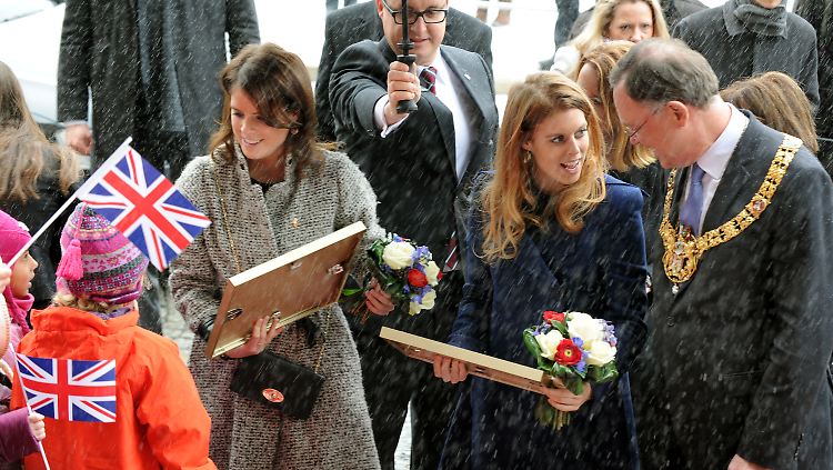Die britischen Prinzessinnen Eugenie (l) und Beatrice werden im Rathaus von Hannover von begeisterten Fans und Oberbürgermeister Stephan Weil begrüßt.