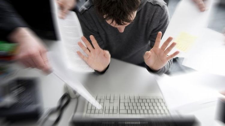 Irgendwann packt man es nicht mehr: Eine wachsende Zahl von Beschäftigten empfindet Psycho-Stress bei der Arbeit.