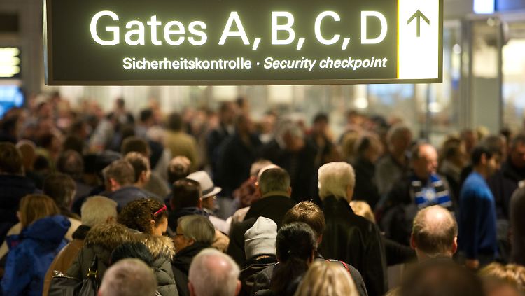 Lange Schlangen vor den Sicherheitskontrollen am Hamburger Flughafen