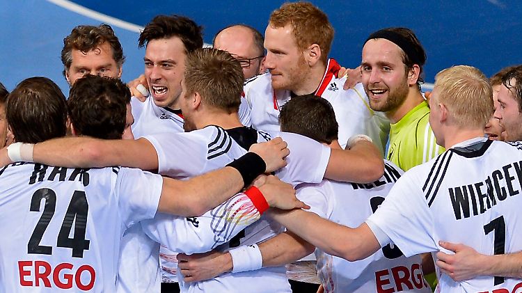 Die deutschen Handballer haben sich lieb.