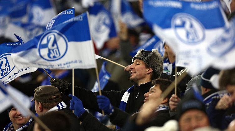 Mehr als 60.000 Zuschauer verfolgten das Spiel im Stadion. Zumindest die Schalke-Fans kamen voll auf ihre Kosten.