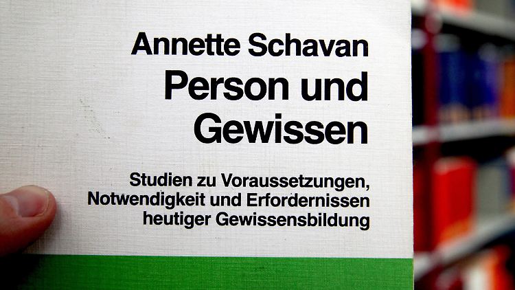 Nach Ansicht des Ausschusses habe es Schavan in Kauf genommen, dass sie mit ihrer Zitierweise gegen gängige Regeln wissenschaftlichen Arbeitens verstoße - so ein Medienbericht.