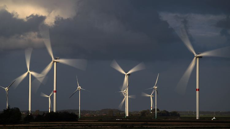 Die von Verbrauchern mit dem Strompreis zu zahlende Umlage für erneuerbare Energien sei der Hauptkostentreiber, sagt Rösler.
