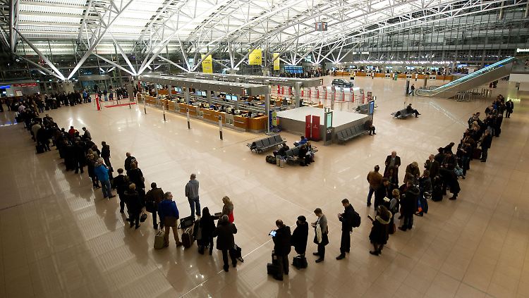 Lange, aber disziplinierte Schlangen waren am Freitag in Hamburg zu sehen. 