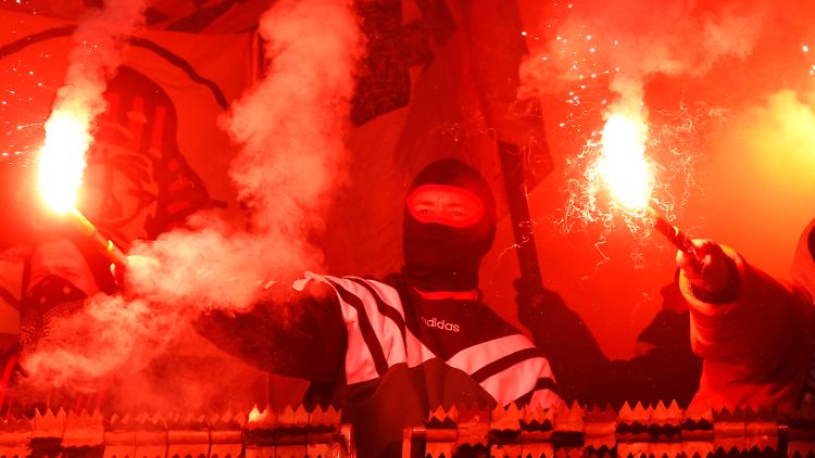 Frankfurter Fans zündeln, zahlen muss aber wohl Bayer Leverkusen.