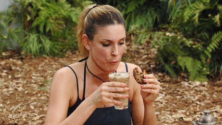Claudelle Deckert bringt das Ekelfood runter.