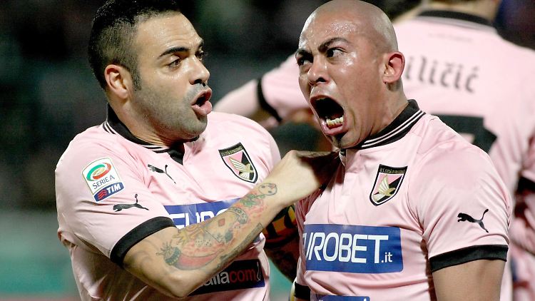 Palermos Arevalos Rios feiert seinen Ausgleichstreffer gegen Lazio.