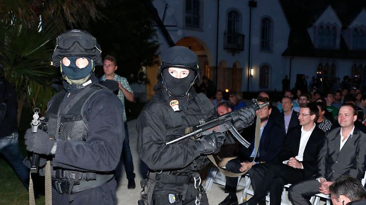 Als Polizisten verkleidete Schauspieler stürmten die Bühne und spielten eine Festnahme.
