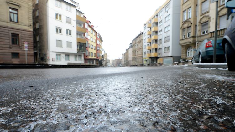 Vereiste Straßen in Stuttgart. Die Streufahrzeuge sind in Baden-Württemberg pausenlos im Einsatz.