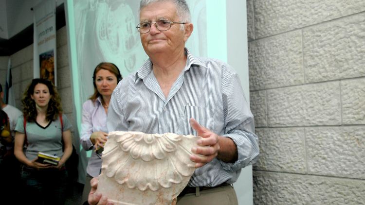 Archäologe Ehud Netzer mit einem Fragment des Sarkophages von König Herodes. Netzer ist 2008 bei der Vermessung der Funde tödlich verunglückt.