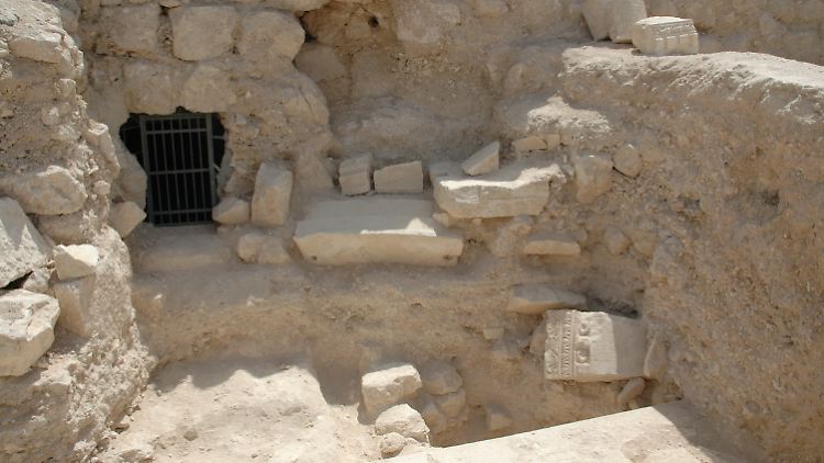 Erst 2007, nach 35 Jahren Suche, entdeckte Netzer die Trümmer des Mausoleums sowie drei Sarkophage.