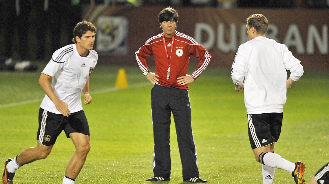 Bundestrainer Joachim Löw beim Abschlusstraining mit allen DFB-Kickern.