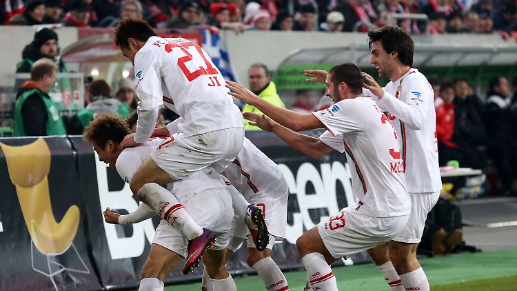 Augsburger Jubel nach dem Tor von Ja-Cheol Koo: Der FC darf auf eine  Initialzündung im Abstiegskampf hoffen.