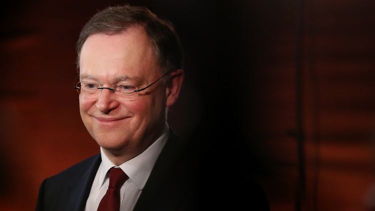 Stephan Weil lächelt und hofft.