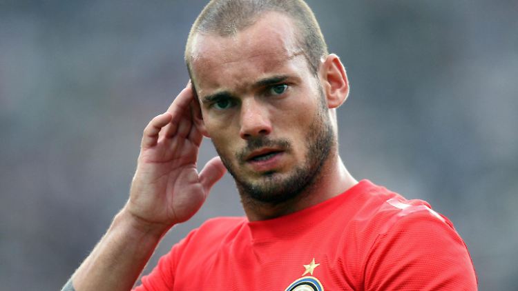 In Mailand wollten sie ihm ans Gehalt, jetzt verdient Wesley Sneijder seine Brötchen in der Türkei.