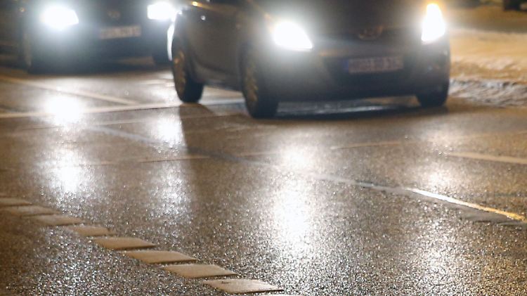 Die Glätte an sich ist schon gefährlich genug. Noch dazu ist sie oft gar nicht zu sehen. Viele Autofahrer werden von der Eisbahn überrascht.