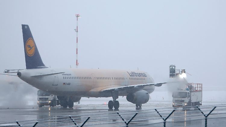 Eine Maschine der Lufthansa wird in Frankfurt enteist.
