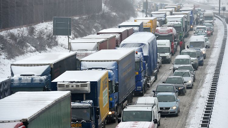 Ein Sattelzug war auf schneeglatter Fahrbahn in die Leitplanke gerutscht. Danach ging nichts mehr.
