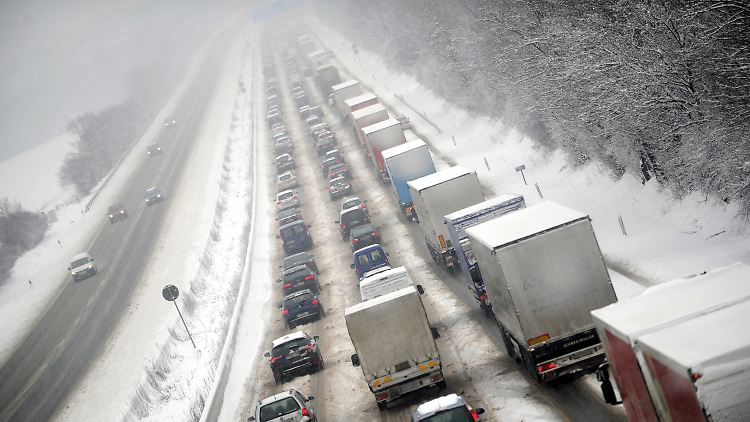 Die Fahrzeuge wurden während des Stehens weiter eingeschneit.