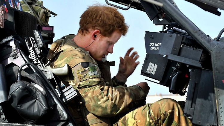 Prinz Harry im Helikopter.