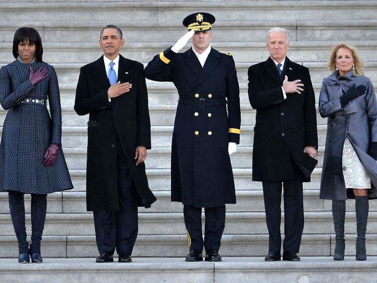 Major General Michael L. Linnington, umrahmt von den Ehepaaren Obama (li) und Biden (re).