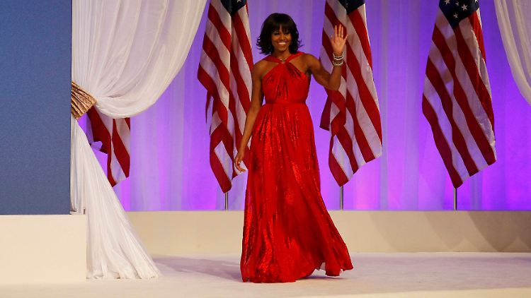 Was für ein Auftritt: Die First Lady in schillerndem Rot.