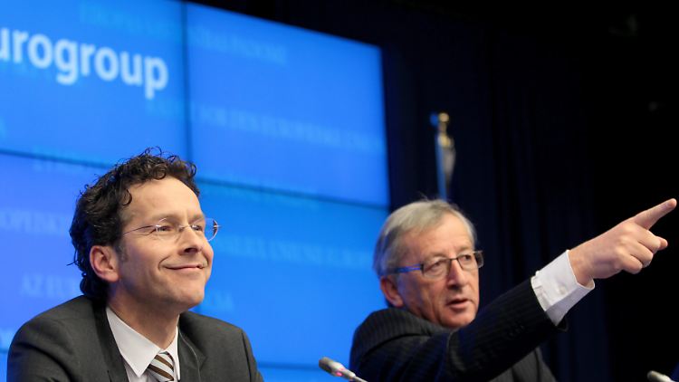 "Da entlang!" Der alte Hase Juncker (r.) zeigt dem neuen Eurogruppenchef Dijsselbloem den Weg.