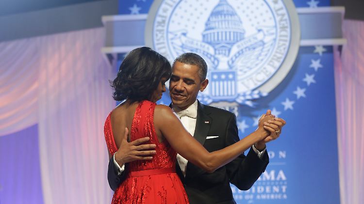 Tanzend in die zweite Amtszeit: Barack Obama und Ehefrau Michelle.