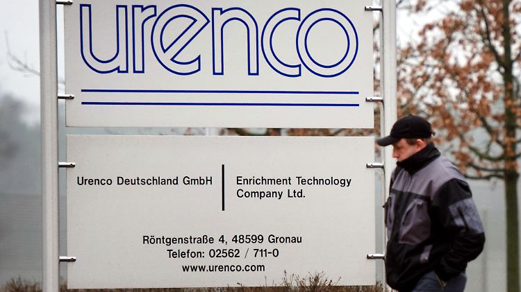 Ein Mitarbeiter auf dem Weg zur Urananreicherungsanlage der Betreiberfirma Urenco in Gronau (NRW). 