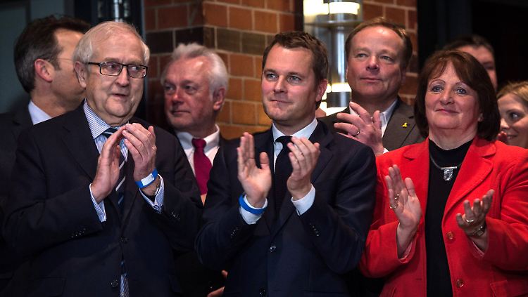 Sieht so echte Freude aus? Mitglieder des Präsidiums der FDP applaudieren Parteichef Rösler bei seiner Rede nach dem Wahlerfolg in Niedersachsen. Ganz rechts Röslers Frau Wiebke.