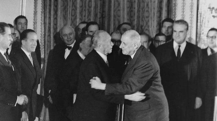 22. Januar 1963: Nach der Unterzeichnung des Vertrags küsst der französische Staatspräsident den deutschen Bundeskanzler.