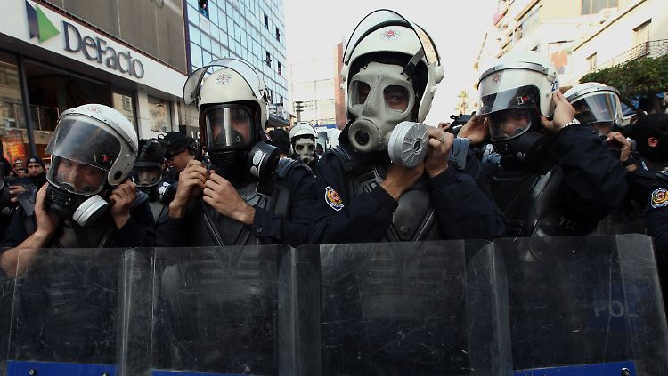 Mit Masken, Schlagstöcken und Pfefferspray gingen die türkischen Polizisten gegen die Demonstranten zu Werke.