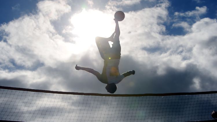 Trendsportart Bossaball: Dabei nutzen die Spieler eine Art Hüpfburg um den Ball über ein Volleyballnetz zu bringen