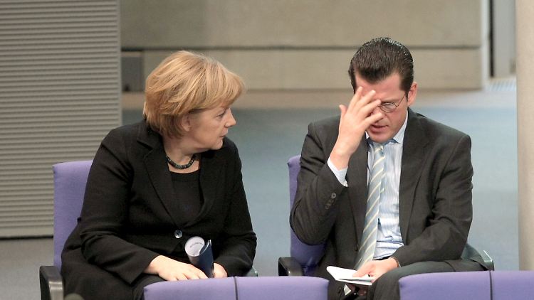 Lang ist's her: Merkel und Guttenberg im Bundestag - das Bild stammt von 2009.