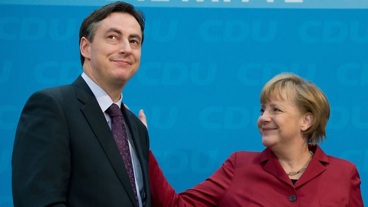 Mütterlich tätschelt die Kanzlerin am Tag nach der Wahl die Schulter des Unterlegenen.