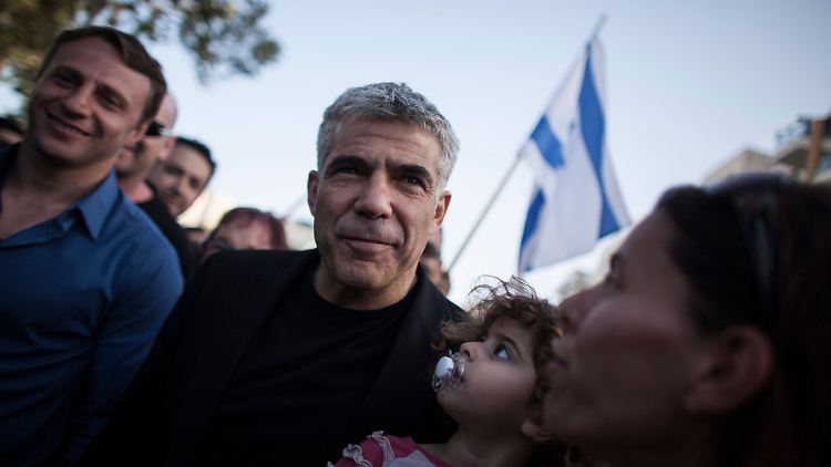 Sorgt für die Überraschung des Abends: Jair Lapid inmitten seiner Fans.