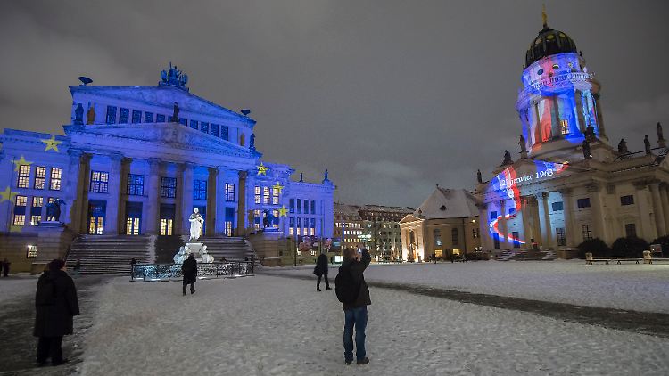 Der französische Dom am Gendarmenmarkt in Berlin anlässlich der Feier in den Farben der Trikolore beleuchtet.