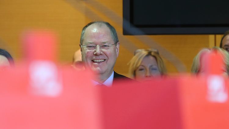 Steinbrück strahlt Optimismus aus bei einer Präsidiumssitzung im Willy-Brandt-Haus.