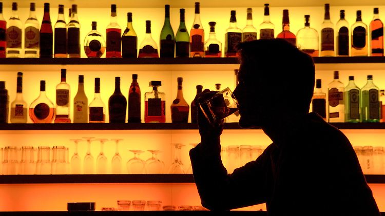 Einen Whisky richtig zu genießen, will gelernt sein. Der "Whisky Guide Deutschland 2013" gibt Tipps dazu. Sláinte!