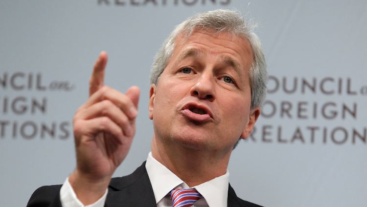 JP Morgan-Chef Jamie Dimon bekam im vergangenen Jahr "nur" noch 11,5 Millionen Dollar Bonus ausgezahlt. Im Jahr zuvor war es doppelt so viel.