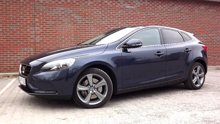 Unter der langgestreckten Motorhaube des V40 befindet sich nicht nur der Motor, sondern auch ein Fußgängerairbag.