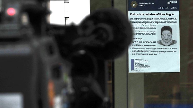Anhand von Zeugenaussagen erstellte die Polizei in der vergangenen Woche das Phantombild. Das später verbreitete Fahndungsfoto zeigt jedoch irrtümlicherweise keinen der Tatverdächtigen.