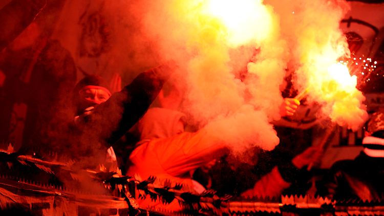 Sieht gut aus, ist aber verboten: Frankfurter Pyrotechniker beim Spiel in Leverkusen.