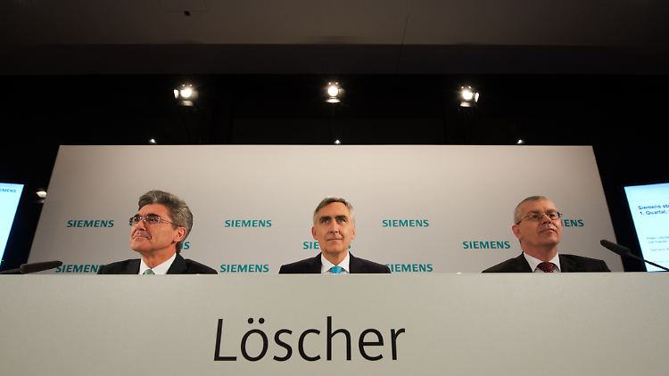 Siemens-Finanzvorstand Joe Kaeser (l), der Vorstandsvorsitzende Peter Löscher (M) und Stephan Heimbach (r), Leiter Corporate Communications und Government Affairs auf der Aktionärsversammlung.